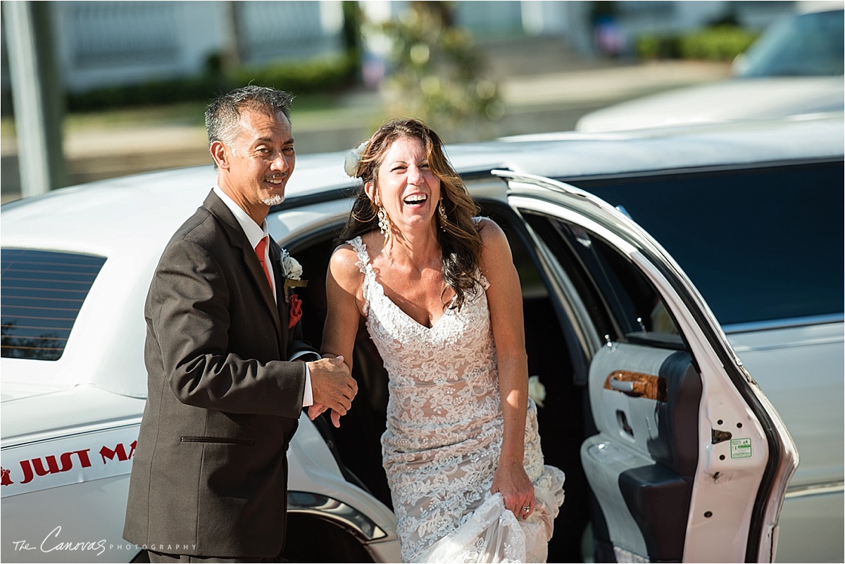 wedding couple getting out of the car