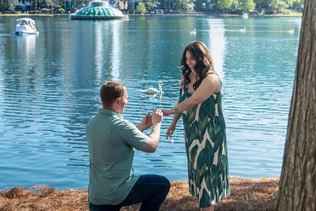 Lake Eola proposal, proposal photographer in Orlando, engagement photography Lake Eola