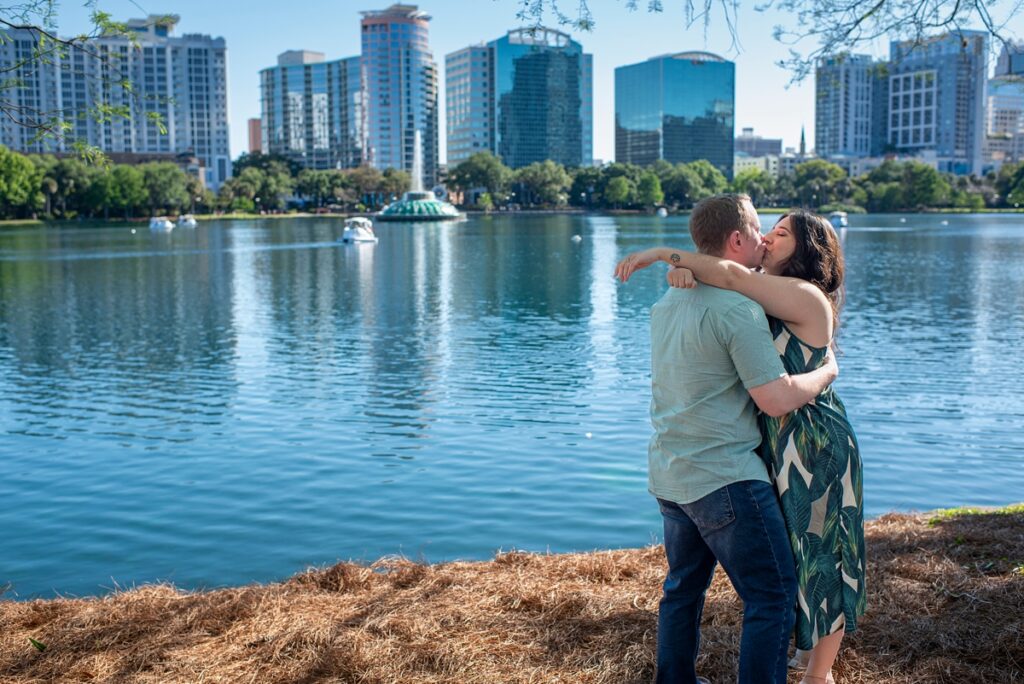 Lake Eola proposal, proposal photographer in Orlando, engagement photography Lake Eola