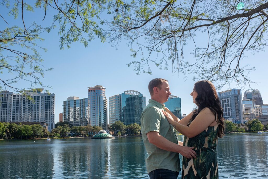 Lake Eola proposal, proposal photographer in Orlando, engagement photography Lake Eola